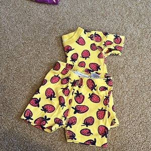 Hanna Andersson size 4 strawberry pajama set